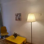 Yellow - Calea Victoriei بوخارست